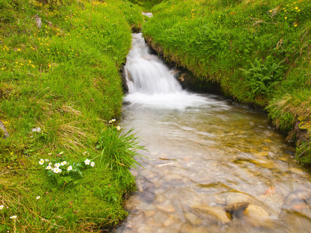 阿尔卑斯山春季草甸的山涧急流。图片下载