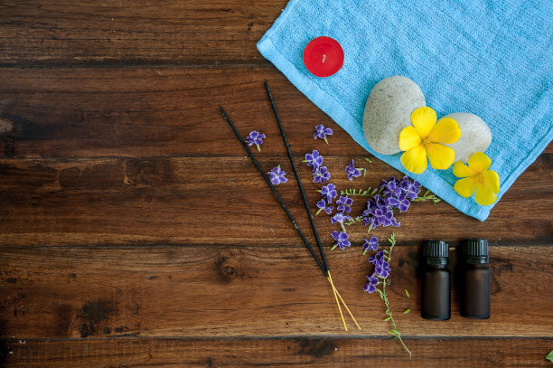 水疗设置在木制背景。图片下载