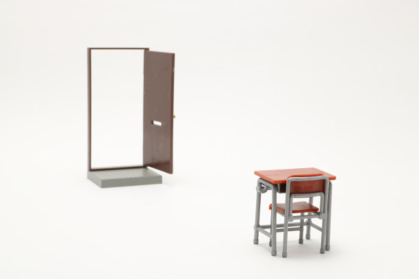 微型的棕色打开的门和学校书桌。图片下载