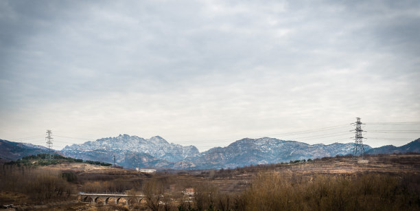 冬天山里的电塔图片下载