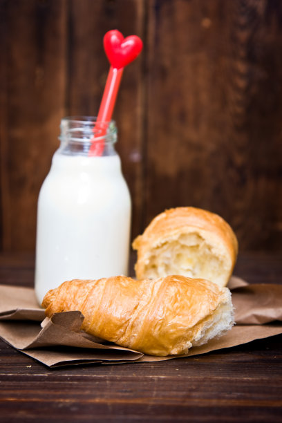 带爱心的牛奶和羊角面包图片下载