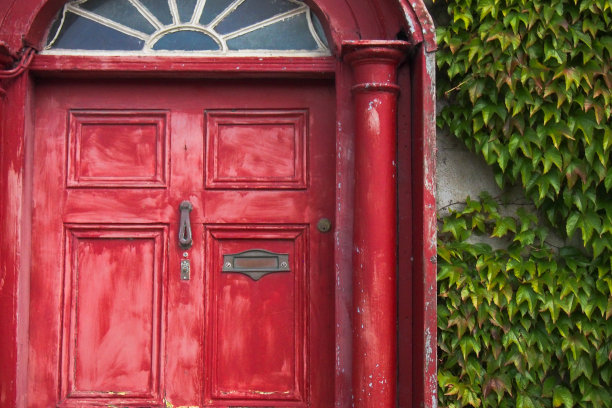 风化的红门与常春藤图片下载