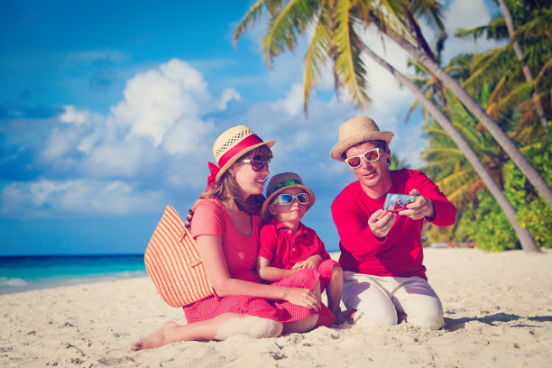 家人用手机在海滩上自拍图片下载