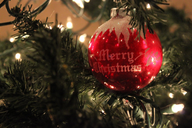 圣诞树上的“圣诞快乐”装饰物图片下载