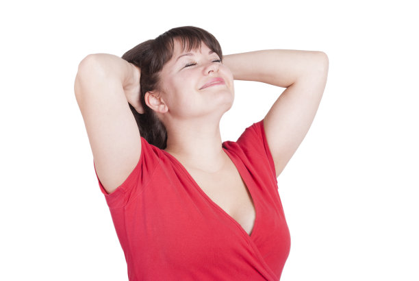 美丽的黑发女子闭着眼睛抬起了头。图片下载