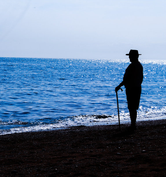 戴着帽子沉思的人图片下载