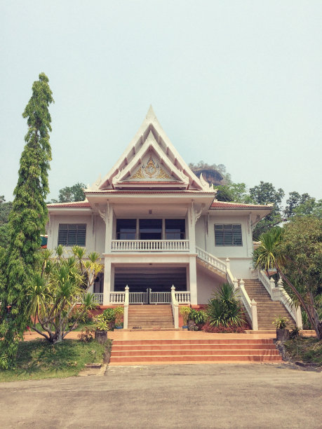 寺庙在乡村的一边图片下载