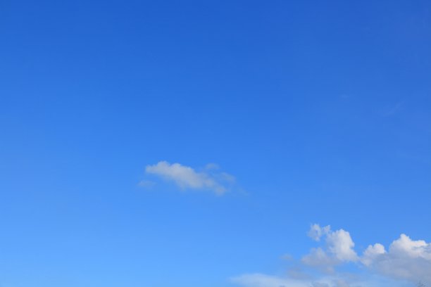 蓝天和云在阴天。图片下载