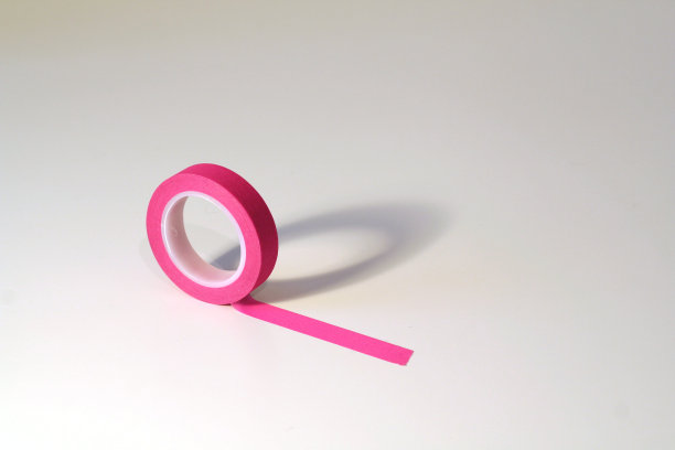 洋红色的washi磁带卷在白色的背景图片下载