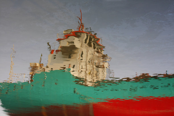 船在浮油上的倒影图片下载