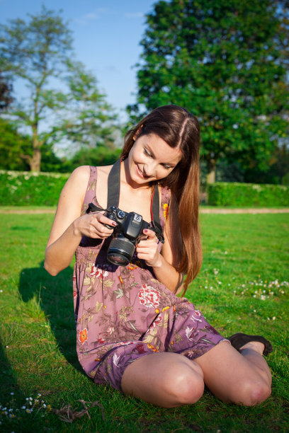 公园里拿着相机的女孩图片下载