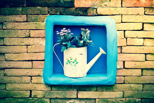 可爱的喷壶和花图片下载