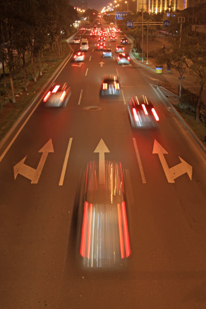 在北京的现代化街道上，夜晚灯光闪烁图片下载