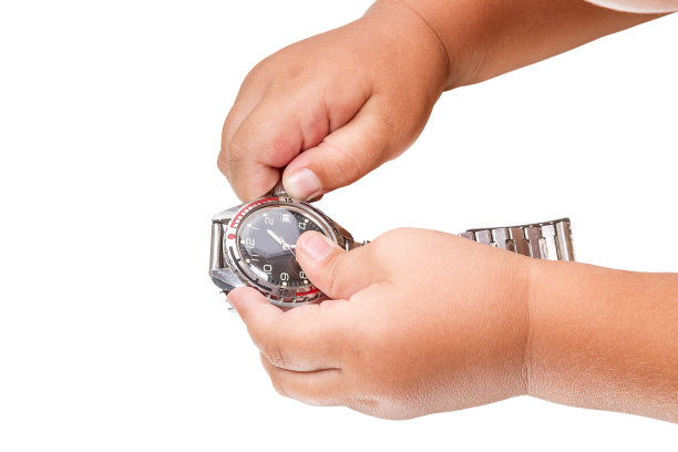 带着机械钟的孩子图片下载