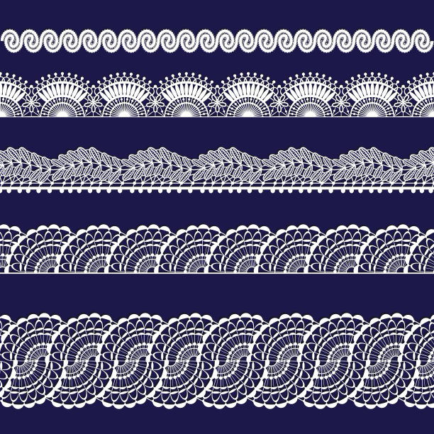 蓝色背景上的白色蕾丝丝带素材图片