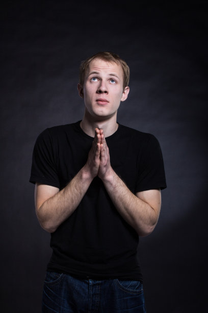 祈祷的人图片下载