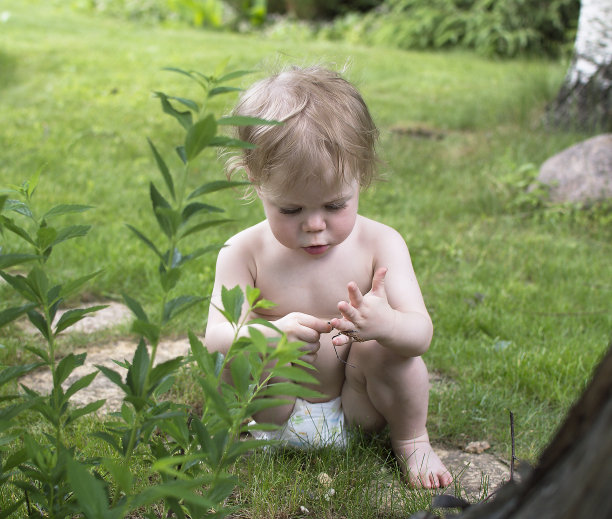 宝宝的户外肖像。图片下载