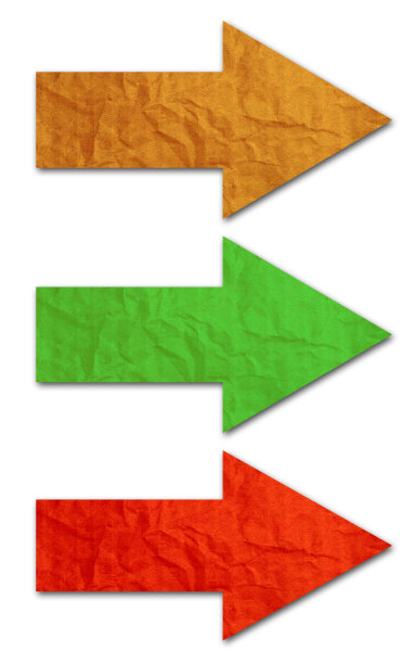 箭头再生纸贴在白色背景上图片下载