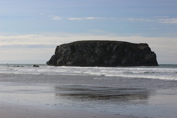 海洋中的岩层图片下载