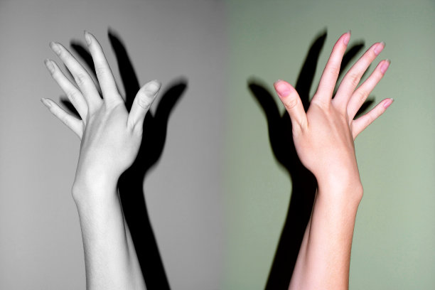 一双女性的手图片下载