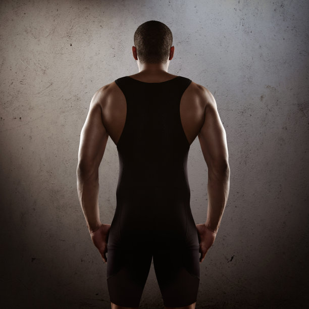 一个年轻的运动员在深色的混凝土背景下图片下载