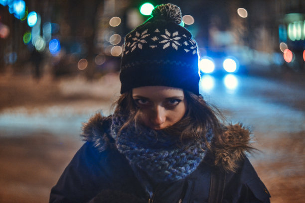 在夜晚的城市里，冬天的寒冷女孩图片下载