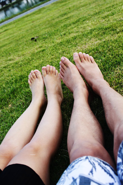 小草光着脚踩在绿草地上图片下载