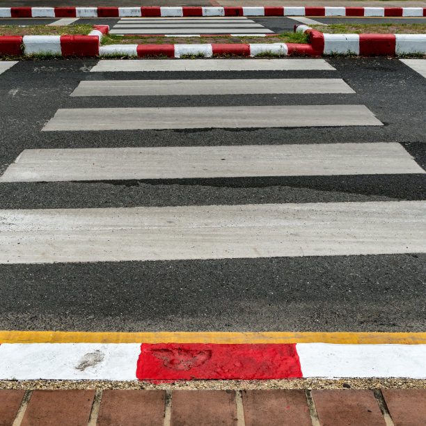 红色和白色标志的柏油路上空的人行横道图片下载
