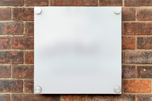 砖墙上空白的方形白色标志图片下载