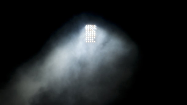 球场的聚光灯下图片下载