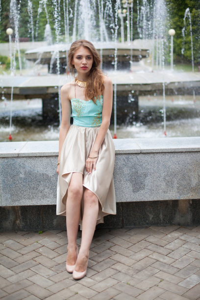 女人在公园图片下载