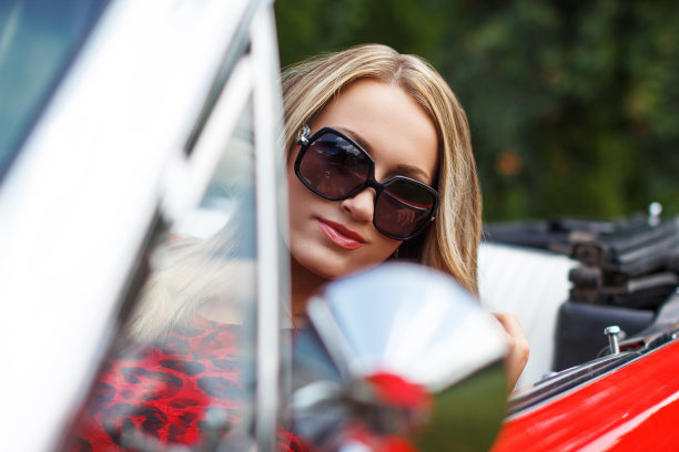 穿着红色敞篷车的金发女郎图片下载