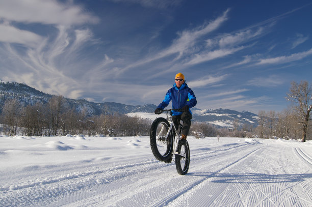 胖自行车Wheelie在北欧滑雪道图片下载