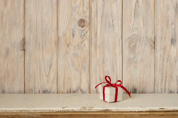 情人节的概念。带红丝带的小礼盒。图片下载