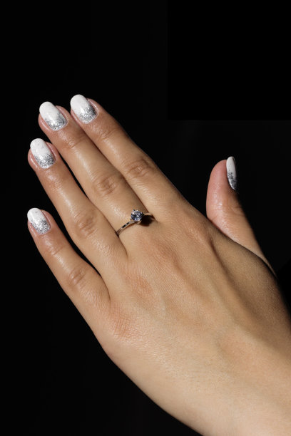 订婚钻石。图片下载