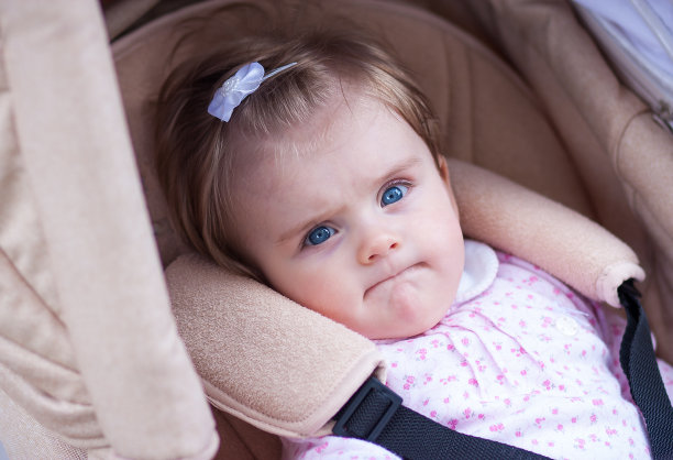 孩子坐在马车里。图片下载