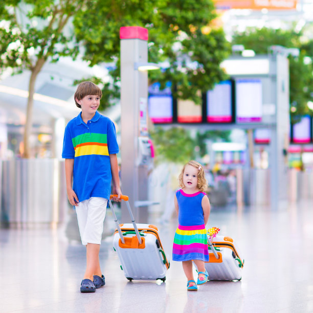 机场的孩子们图片下载