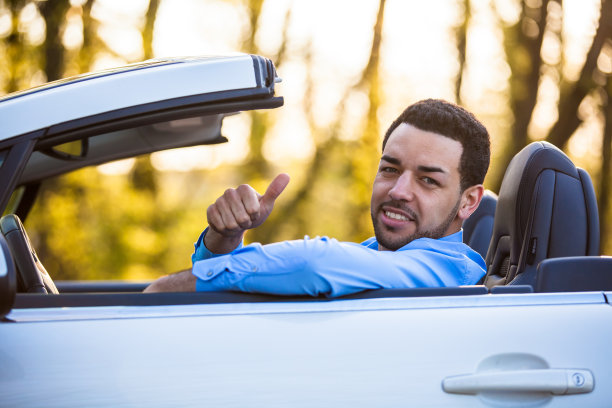 年轻的拉丁美洲黑人司机竖起大拇指图片下载