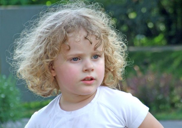 小女孩快乐图片下载