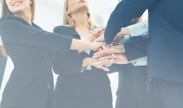 团队合作——朋友的支持和事业上的成功图片下载