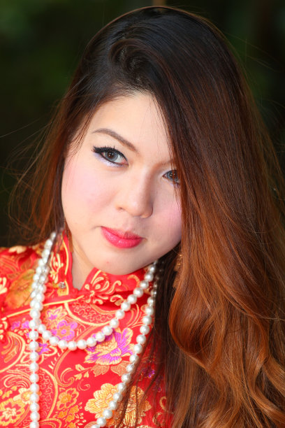 穿着传统旗袍的热情友好的中国女孩图片下载