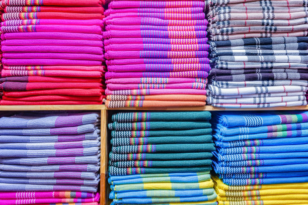 色彩鲜艳的衣服在橱柜里。图片下载