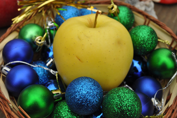 一碗闪亮的装饰球图片下载