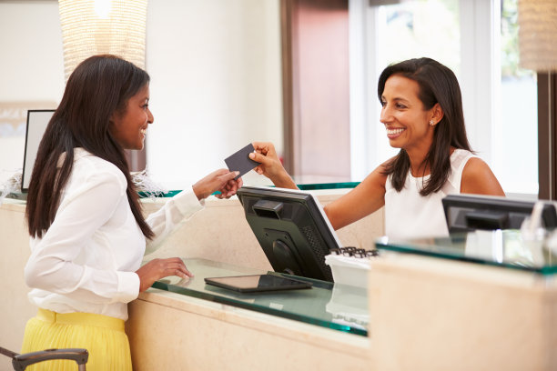 女士在酒店前台登记入住图片下载