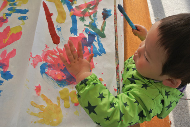 这个男孩第一次疯狂地画画图片下载