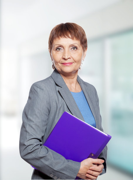 有魅力的50岁女人，有个文件夹图片下载
