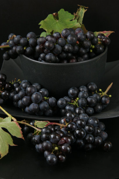 黑色背景上的黑葡萄图片下载