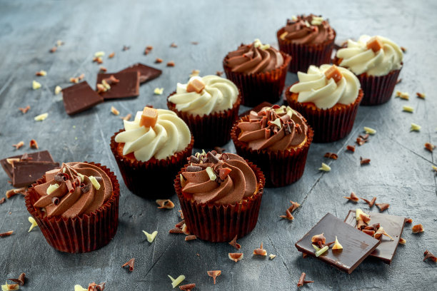 巧克力和香草焦糖纸杯蛋糕配黑巧克力和白巧克力屑素材图片