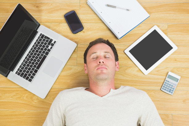 不经意疲倦的男人躺在地板上图片下载