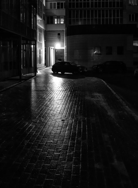 城市夜晚结冰的人行道图片下载